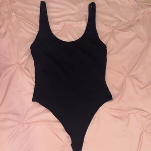 Aritzia Babaton Contour Scoopneck Bodysuit Size Medium